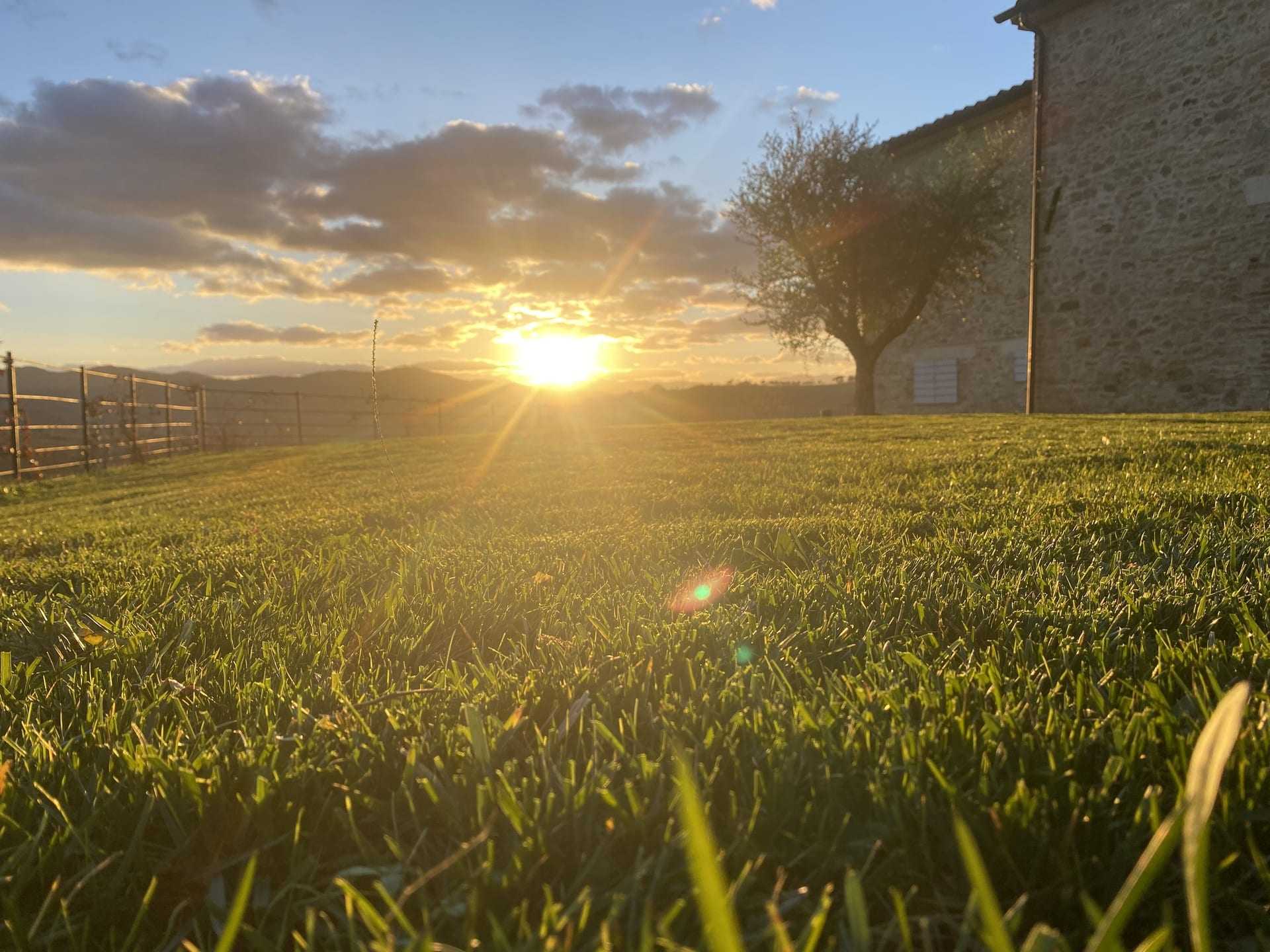 La vallata umbra al tramonto vista dal podere
