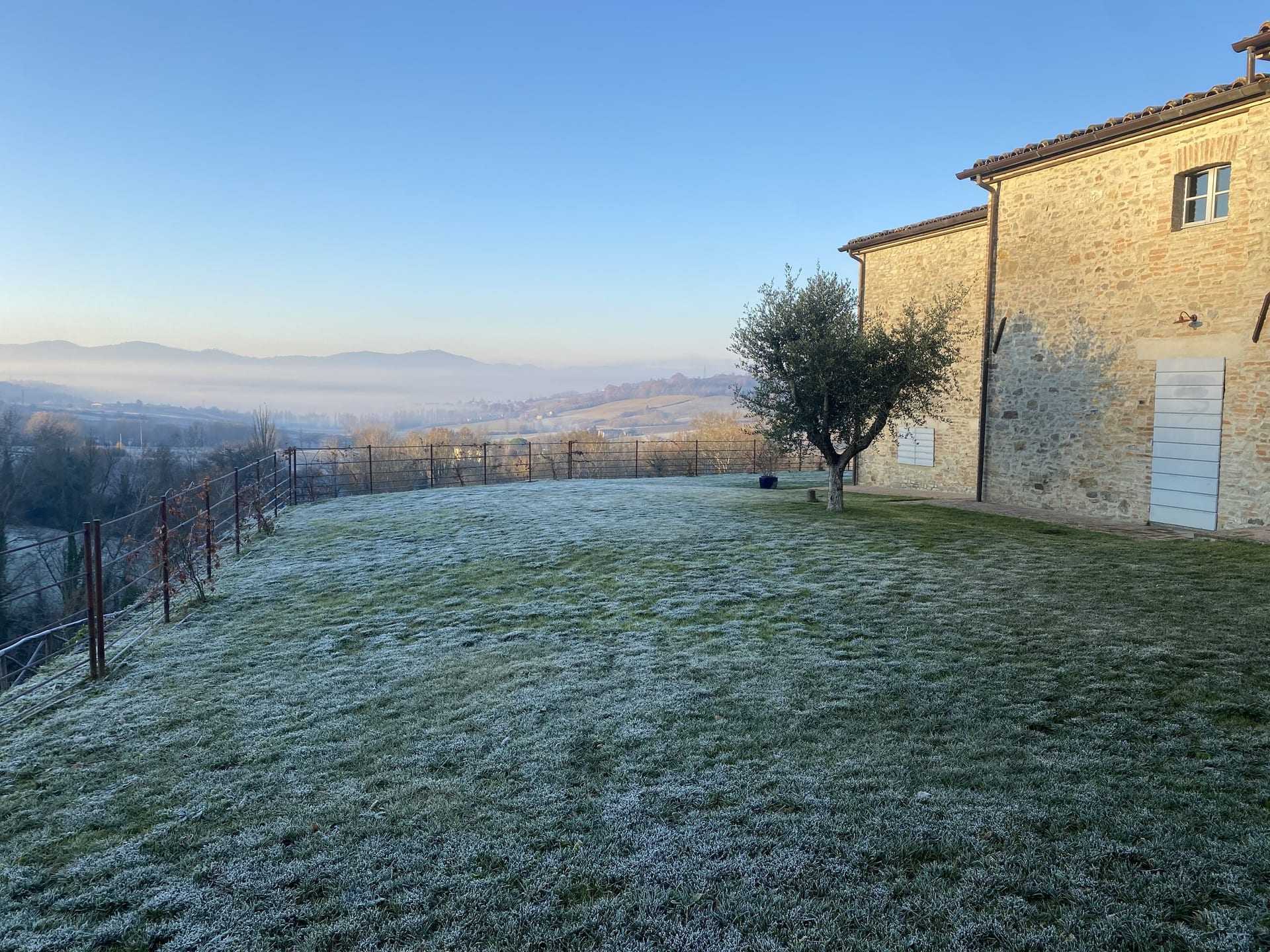 La vallata umbra al tramonto vista dal podere